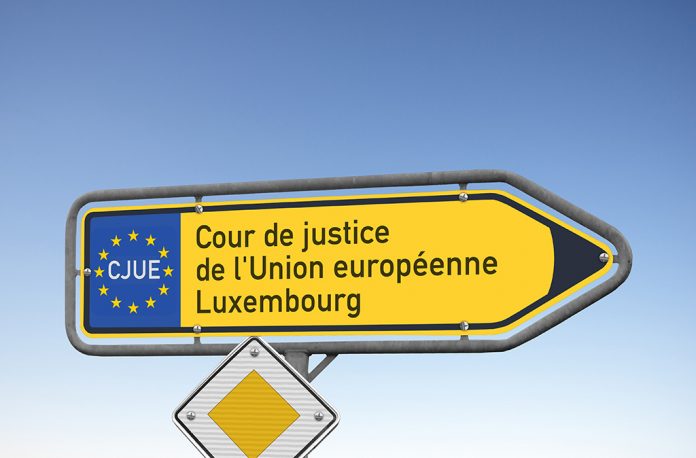 TSUE, Curia, Cour de Justice, flaga unii europejskiej, drogowskaz,