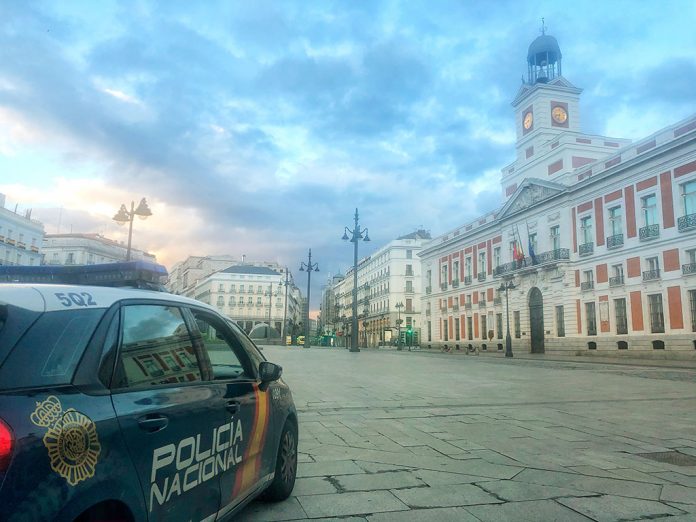 radiowóz, pusty plac, Madryt, policia nacional, Puerta del Sol